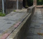 De unieke erfafscheiding, met een bakstenen kartelrand.
              <br/>
              Richard Keijzer, 2014-08-10